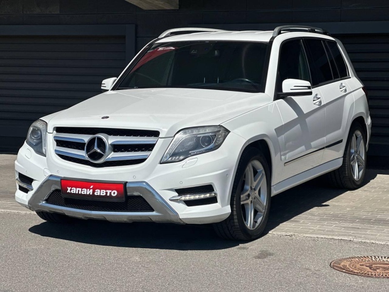 Автомобиль белый внедорожник