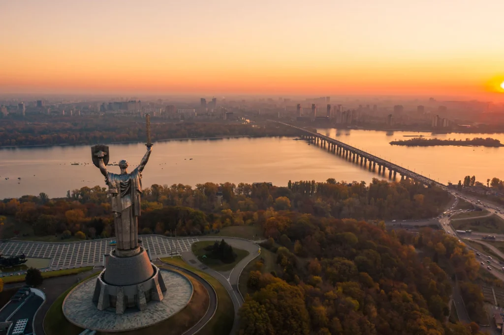 Вид на Київ зі сторони Батьківщини Матері