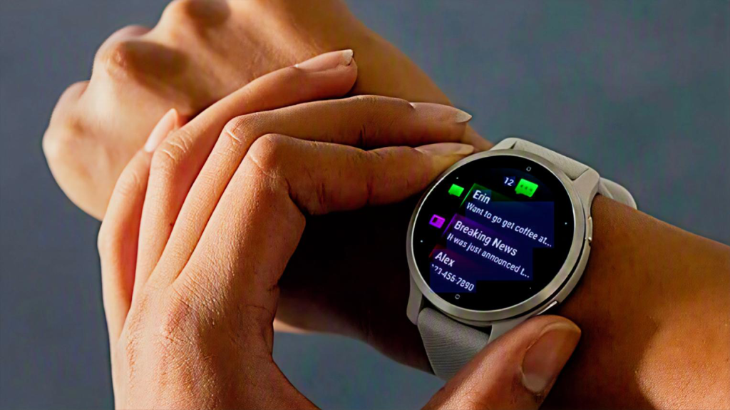Часы Garmin Venu на руке