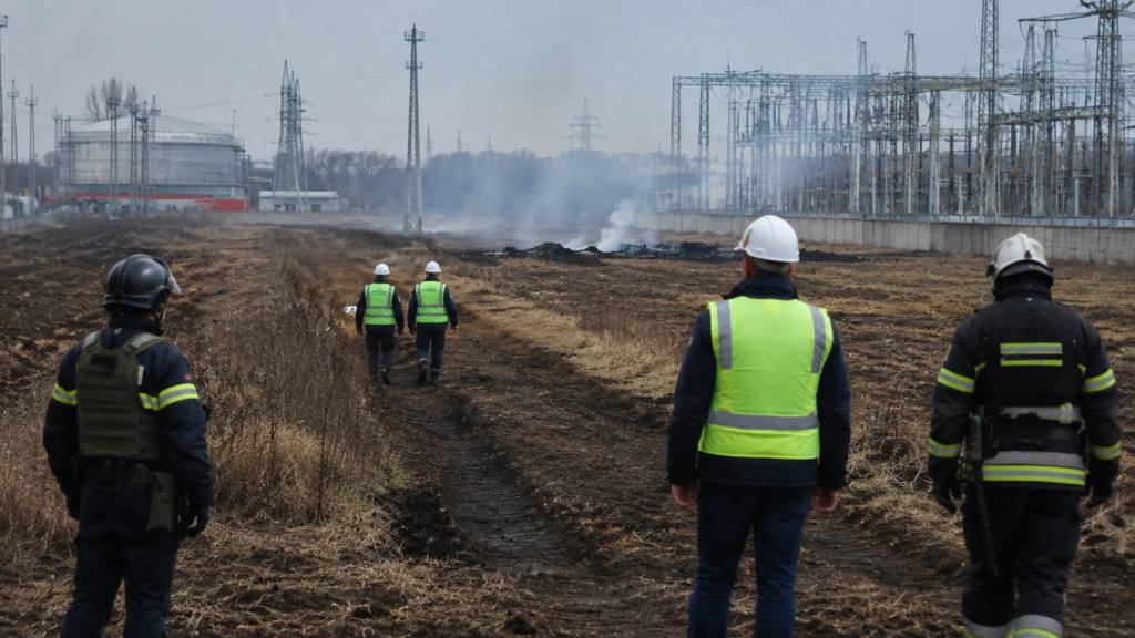 Фахівці оглядають місце падіння уламків