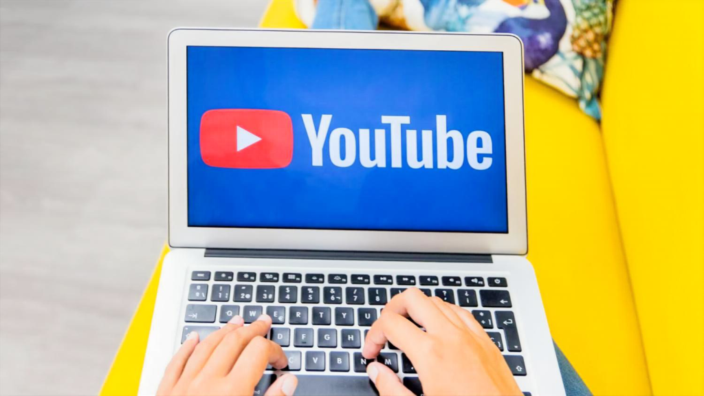 Перегляд YouTube на ноутбуці вдома