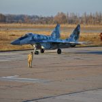 Вночі на аеродромі у Василькові легковик врізався у військовий літак