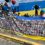 У Чернівцях розстелили 380-метровий стяг з фото полонених і зниклих захисників згідно із списками
