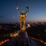 «Майбутнє не забуває»: Батьківщина-Мати увійшла до ексклюзивної світлової експозиції