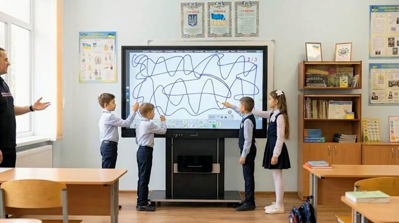 Школярі виконують завдання на інтерактивній дошці