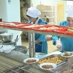 Безкоштовні шкільні обіди з хлібом, чаєм і сирою морквою